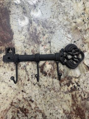 Iron Key-Shaped Wall Hook Rack in Black